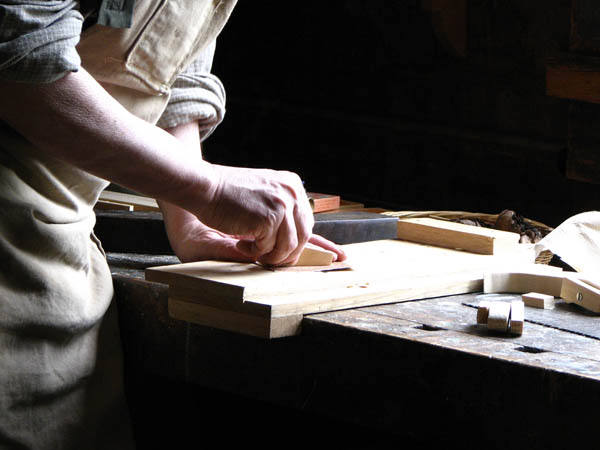 Ofrecemos un servicio de <strong>carpintería  de madera y ebanistería en Peraleda de la Mata</strong> adaptado a las necesidades del <strong>cliente</strong>.